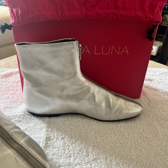 SILVER METALLIC LEATHER ANKLE BOOTIES BY STELLA LUNA… SIZE 40/9.5… - Picture 6 of 15